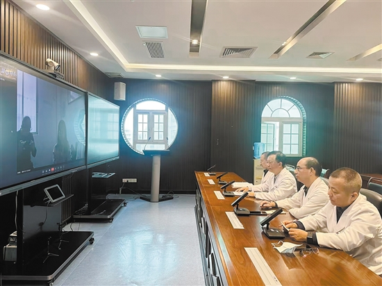 专家通过远程医疗为患者问诊。 专家通过远程医疗为患者问诊。