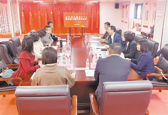 与会者进行深入交流。 与会者进行深入交流。