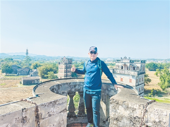 来自福建泉州的林先生跑完江门马拉松赛后,到江门开平自力村碉楼群游玩。 来自福建泉州的林先生跑完江门马拉松赛后,到江门开平自力村碉楼群游玩。