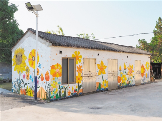 双桥村发动返乡大学生设计独具双桥特色的墙绘。 双桥村发动返乡大学生设计独具双桥特色的墙绘。