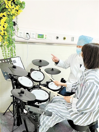 通过乐器互动增进患者与医护人员的沟通，帮助患者释放情绪。