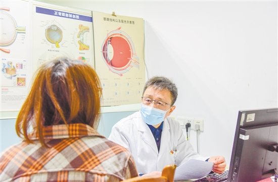 彭超为患者开具处方。