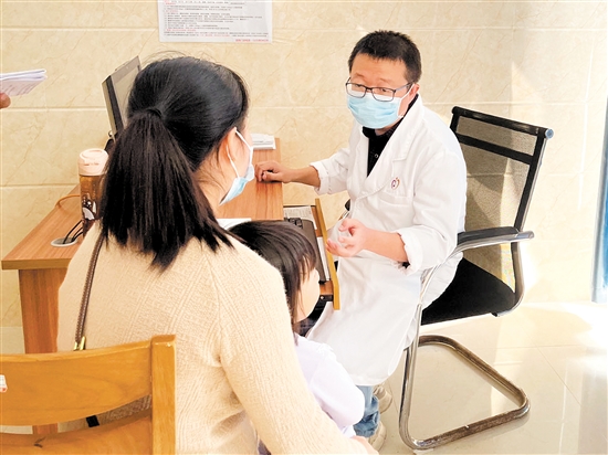 医生正在接诊呼吸道疾病患儿。