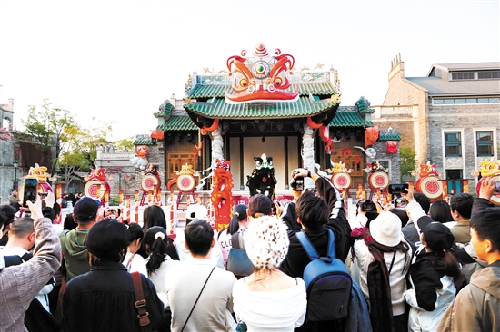 江门精彩的民俗演出吸引众多游客。 江门精彩的民俗演出吸引众多游客。