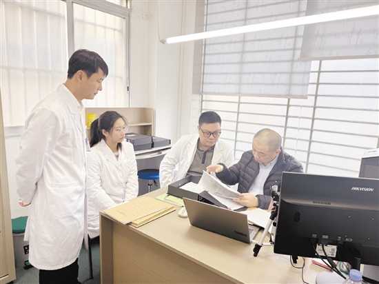 评审专家对江门市中心医院法医物证司法鉴定所进行全面评查。