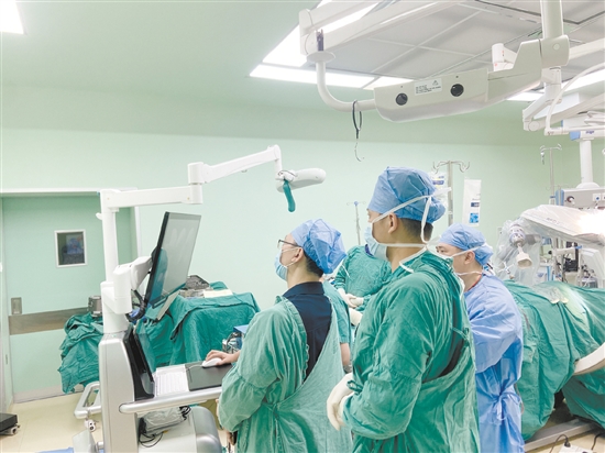根据机器人的导航，骨科医护团队为患者精准置入内植入物。