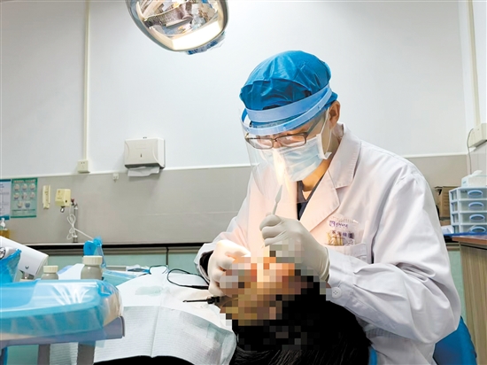 应对下颌后缩，早期干预和正确治疗很重要。