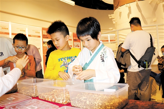 小朋友走进李锦记新会生产基地,了解调味品的制作。 小朋友走进李锦记新会生产基地,了解调味品的制作。