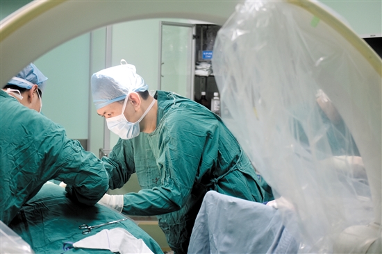 疼痛科团队将电极精确植入患者脊髓特定位置。 疼痛科团队将电极精确植入患者脊髓特定位置。