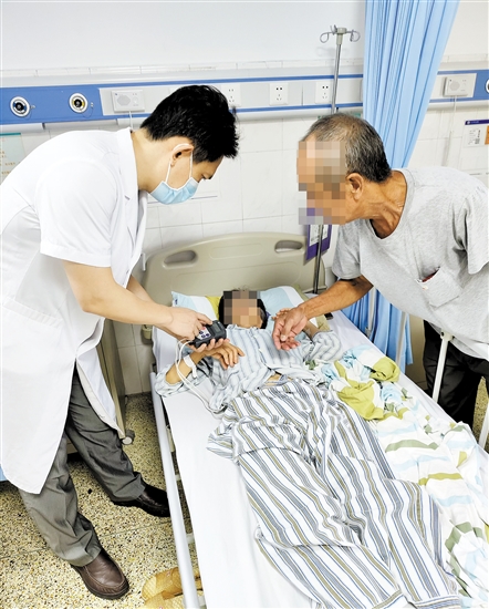 黄俊伟查房,查看患者情况。 黄俊伟查房,查看患者情况。