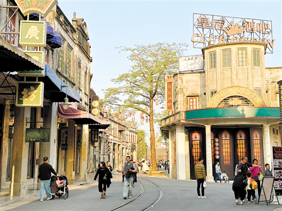 在赤坎华侨古镇,游客可以漫步游览观赏600多座骑楼建筑。 在赤坎华侨古镇,游客可以漫步游览观赏600多座骑楼建筑。