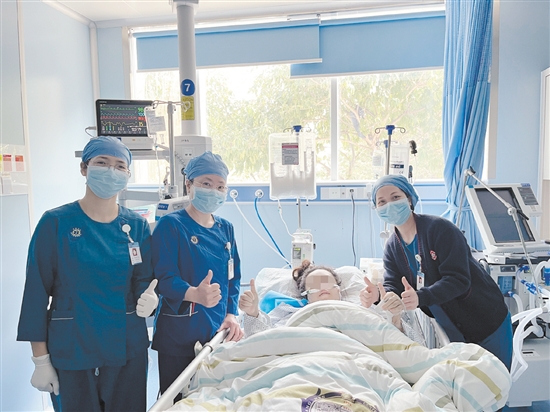 患者顺利撤离ECMO，并为医护人员点赞。