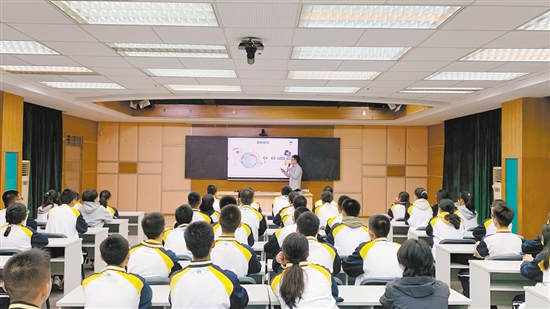 江门市疾控中心工作人员进校园科普健康知识。