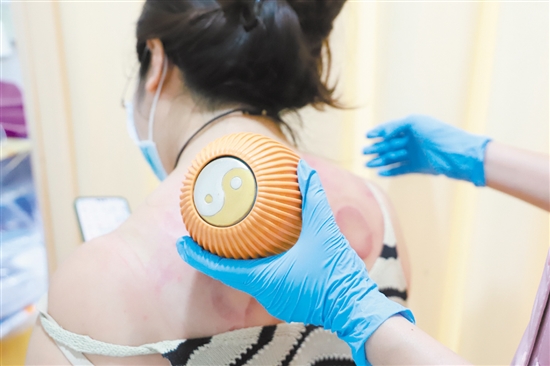 雨水时节，按揉或艾灸穴位可以起到祛湿化痰、健脾理气的作用。