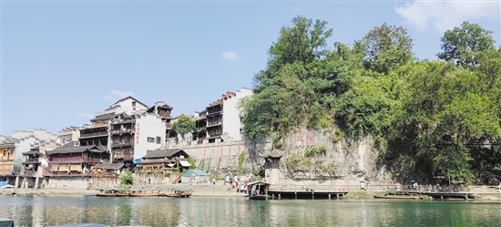 边城茶峒群山环抱,城中有山,山中有城。 边城茶峒群山环抱,城中有山,山中有城。