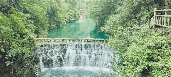 恩施大峡谷以其震撼人心的自然景观和丰富的喀斯特地貌著称于世。 恩施大峡谷以其震撼人心的自然景观和丰富的喀斯特地貌著称于世。