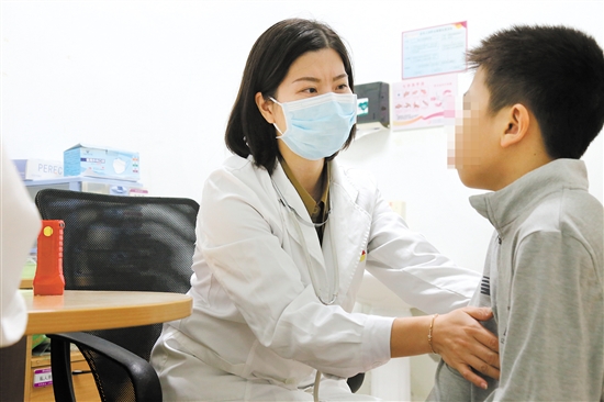 医生为患儿查体。