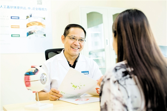 赵春阳为病人看诊。