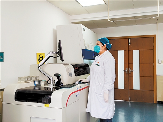 赵冬婷进行检测工作。