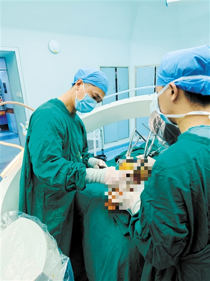 医生为陈阿婆实施手术。