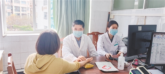 医生对患者问诊。