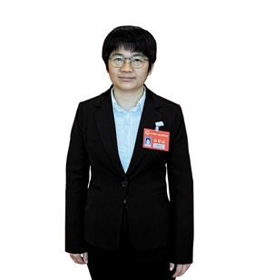 开平市人大代表,马冈镇联冈村党总支书记、村委会主任梁泳怡 开平市人大代表,马冈镇联冈村党总支书记、村委会主任梁泳怡