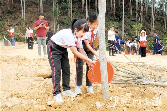 恩平华附学校的学生也参加了在泉林黄金小镇举行的植树活动。 恩平华附学校的学生也参加了在泉林黄金小镇举行的植树活动。