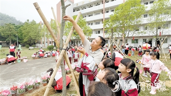 植树后,大家在树上挂上牌子以作纪念。 植树后,大家在树上挂上牌子以作纪念。
