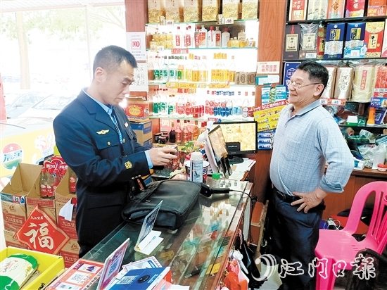 针对辖区商超、烟酒店,恩平市烟草专卖局积极开展“法治体检”,重点检查价签规范、禁售标识等常见问题。 针对辖区商超、烟酒店,恩平市烟草专卖局积极开展“法治体检”,重点检查价签规范、禁售标识等常见问题。