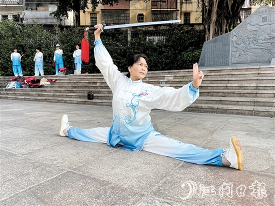 岑优嫦现场展示太极技艺,轻松完成一字马动作。 岑优嫦现场展示太极技艺,轻松完成一字马动作。