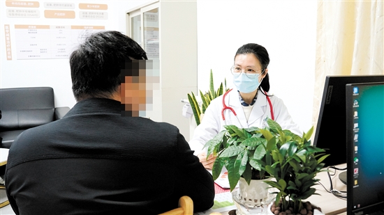 首批来诊群众进行诊疗体验。