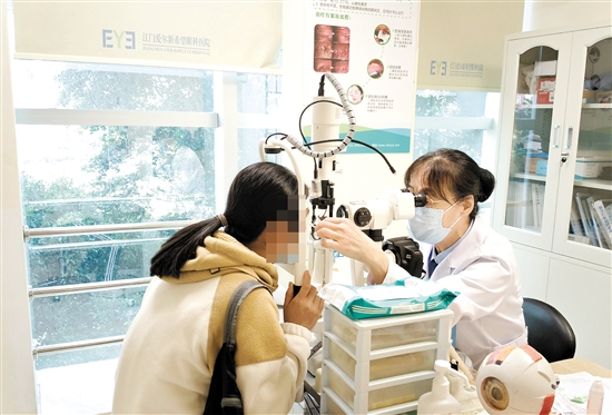 医生为患者检查眼睛。