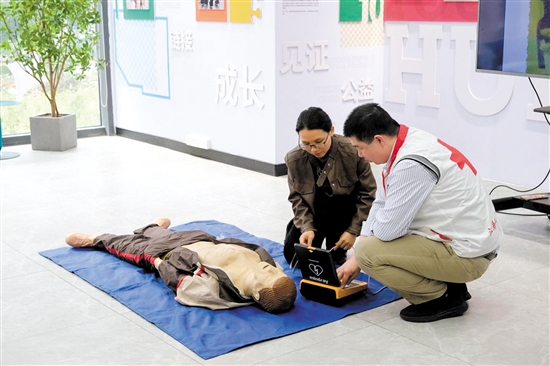 学员在讲师的指导下学习心肺复苏和AED操作。