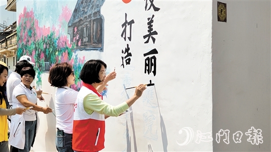巾帼志愿者一起扮靓村庄。 巾帼志愿者一起扮靓村庄。