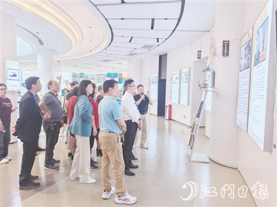 考察团一行参观恩平泉林飞行主题馆。 考察团一行参观恩平泉林飞行主题馆。