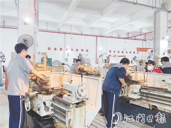 恩平市职业教育园设置“校中厂”“厂中校”混合教学区，引入“双元制”课程体系，争创开放型区域产教融合实践中心。