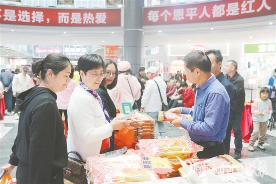 侨胞现场选购恩平农产品。 侨胞现场选购恩平农产品。