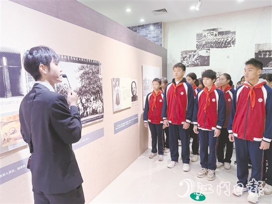 东河中学学生走进周文雍陈铁军烈士纪念馆，聆听烈士们的革命事迹。