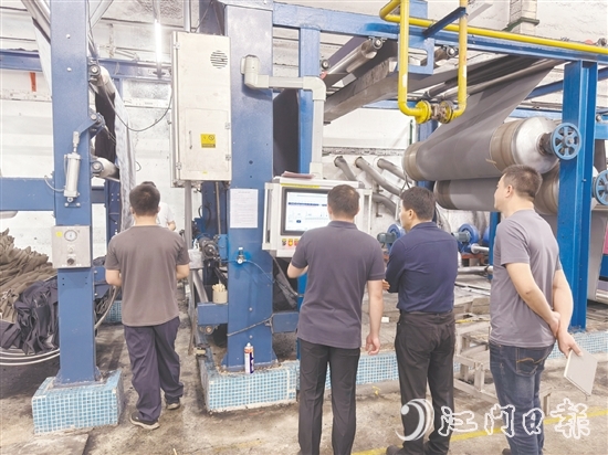 专家团队调研企业用能情况。