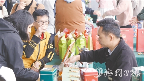 活动现场，游客品尝大沙茶。