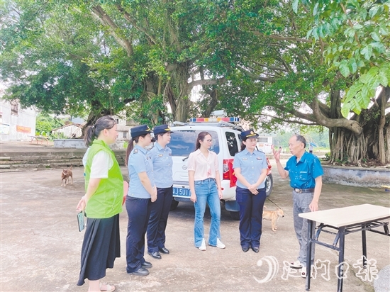 开平市交通运输局导师骆妙婵(右二)开展“法治CityWalk”活动，提升村民法治意识。