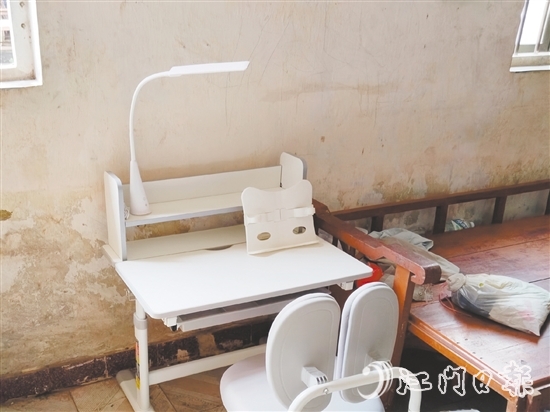 “一米书桌”公益项目为每户困难家庭配备价值600元的标准学习装备，切实改善困难家庭学子的学习环境。