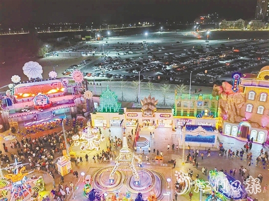 开平构建多层级景区景点集群，农文旅融合发展联农带农成效明显。图为“梦回开平·侨海华韵”夜经济项目。