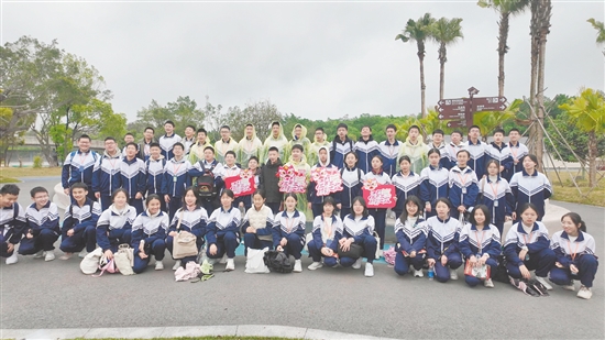 东莞学子在江门合影。 东莞学子在江门合影。