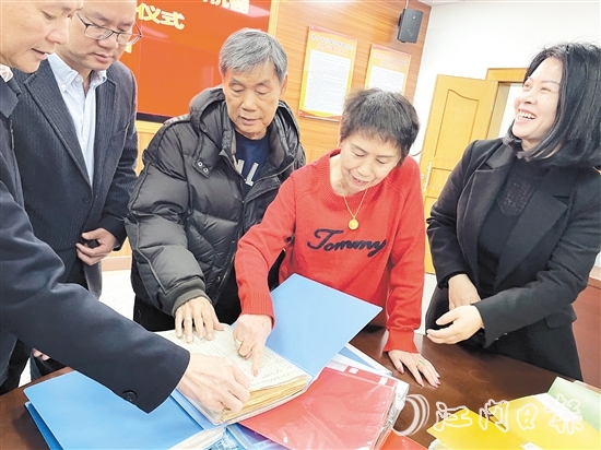 年逾古稀的旅委侨胞吴金叶、郑碧云伉俪将各种史料用文件夹分门别类整理好,转交给恩平市侨联。 年逾古稀的旅委侨胞吴金叶、郑碧云伉俪将各种史料用文件夹分门别类整理好,转交给恩平市侨联。