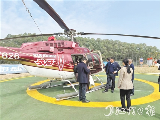 游客在恩平泉林飞行主题馆乘坐观光直升机。 游客在恩平泉林飞行主题馆乘坐观光直升机。