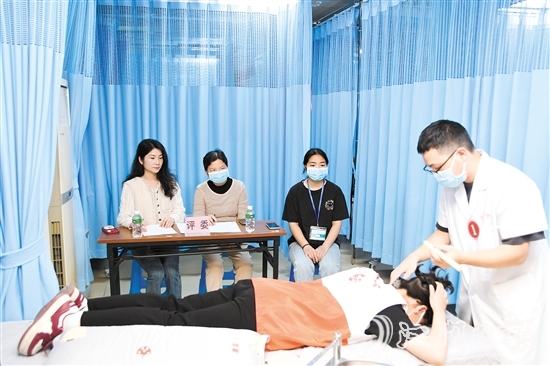 比赛中,选手们进行了针刺、推拿、拔罐、刮痧、艾灸5项中医药适宜技术的较量。 比赛中,选手们进行了针刺、推拿、拔罐、刮痧、艾灸5项中医药适宜技术的较量。