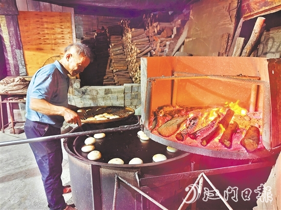 新鲜出炉的恩平烧饼,是恩平人念念不忘的家乡味道。 新鲜出炉的恩平烧饼,是恩平人念念不忘的家乡味道。