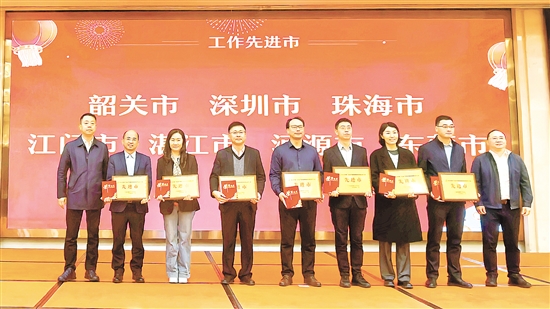 江门市第三人民医院党委书记梁先锋(左四)代表领奖。 江门市第三人民医院党委书记梁先锋(左四)代表领奖。