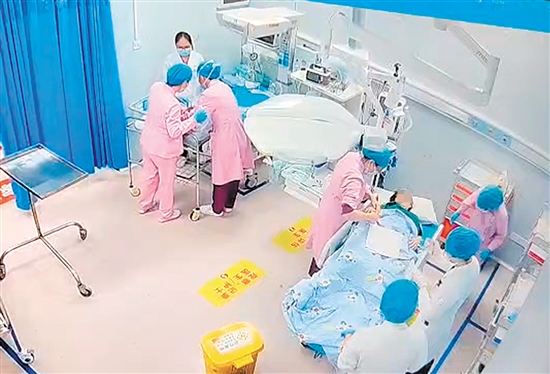 产妇被紧急送入抢救室，破水3分钟后宝宝平安诞生。